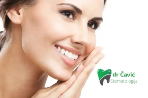 Pacijentkinja sa zdravim osmijehom nakon stomatološkog tretmana