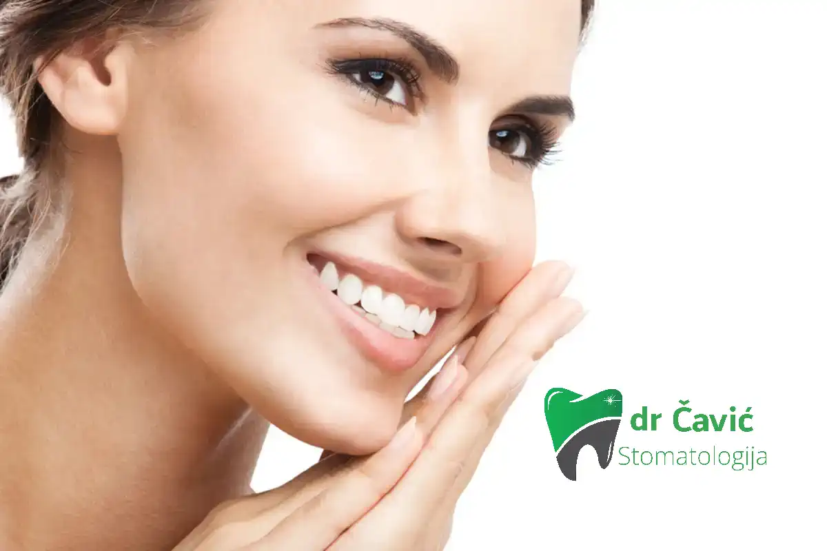Pacijentkinja sa zdravim osmijehom nakon stomatološkog tretmana